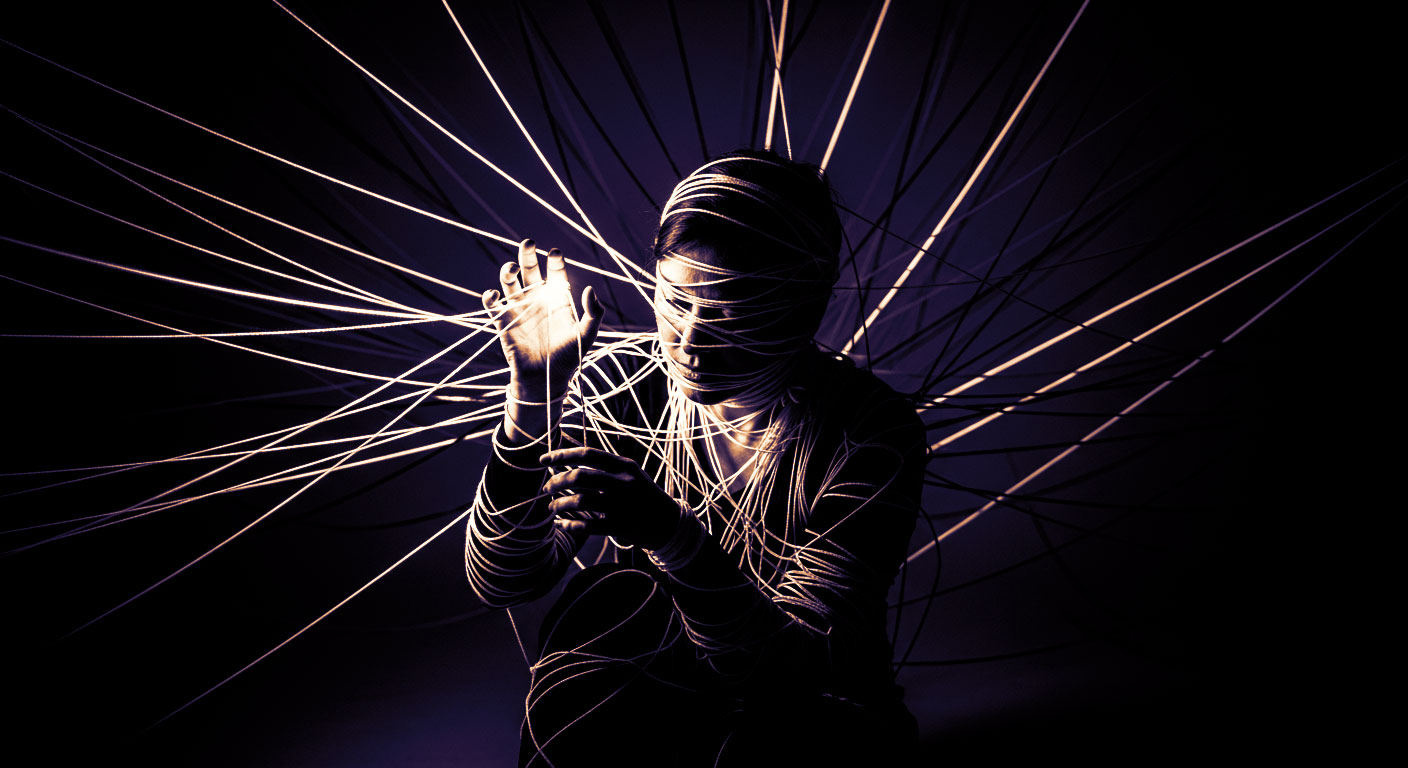 Uma pessoa com uma teia de emoções e memórias emaranhadas ao redor do corpo, com alguns fios brilhando e outros escuros, simbolizando a natureza complexa dos conflitos familiares.