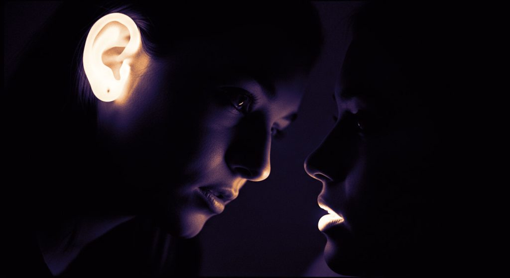 Uma pessoa com orelhas luminosas, escutando atentamente, enquanto a boca da outra pessoa brilha, simbolizando a escuta empática e ativa em uma conversa.