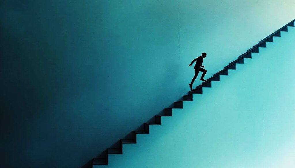 Pessoa subindo uma escada cujos degraus representam pequenos desafios, ilustrando a técnica de exposição gradual para superar medos de forma controlada.