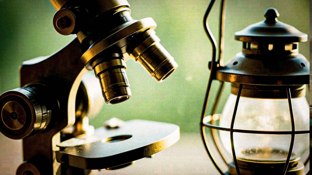 Um microscópio e uma lanterna lado a lado, ilustrando que a terapia e a medicação são ferramentas complementares no tratamento da depressão.