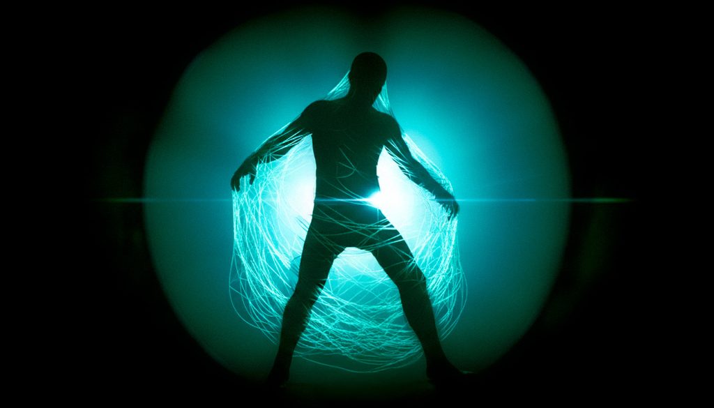 Uma teia de aranha brilhante envolvendo duas figuras humanas, uma maior e dominadora, a menor frágil, simbolizando a armadilha invisível de um relacionamento tóxico.