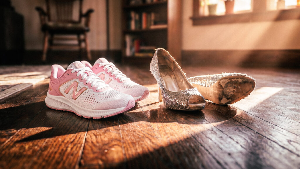 Sapatos de festa gastos ao lado de sapatos de caminhada confortáveis sob a luz da tarde, simbolizando a transição pacífica entre diferentes fases e versões da vida.