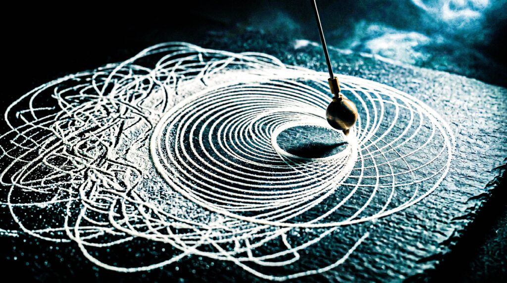 Pêndulo a desenhar linhas caóticas na areia que gradualmente se transformam em círculos geométricos perfeitos, representando a transição da ansiedade para a clareza mental e foco absoluto.
